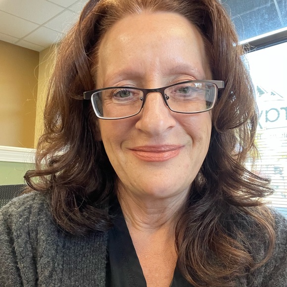 Meet your Posher, Deanna - Picture 2 of 2